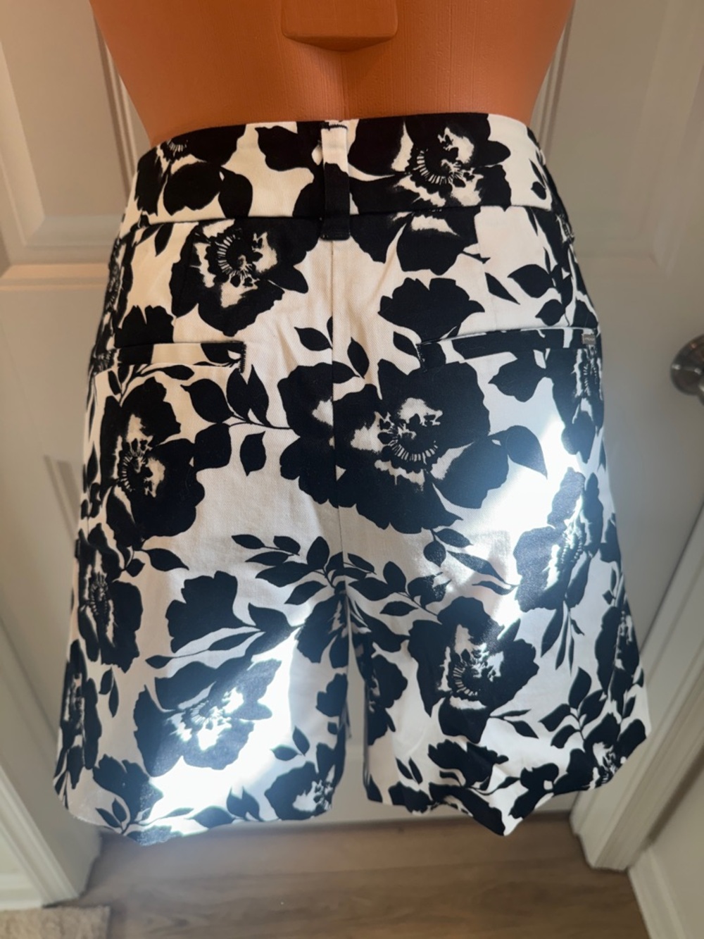 WHBM Mid Rise Floral Print Shorts 2 $68 NWOT Black White Ecru - Picture 4 of 14